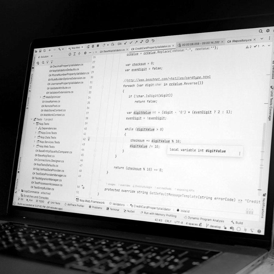 Portátil con código de programación en pantalla